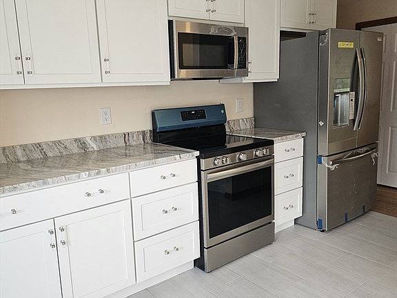 4th image of 14 Pinewood Ln
