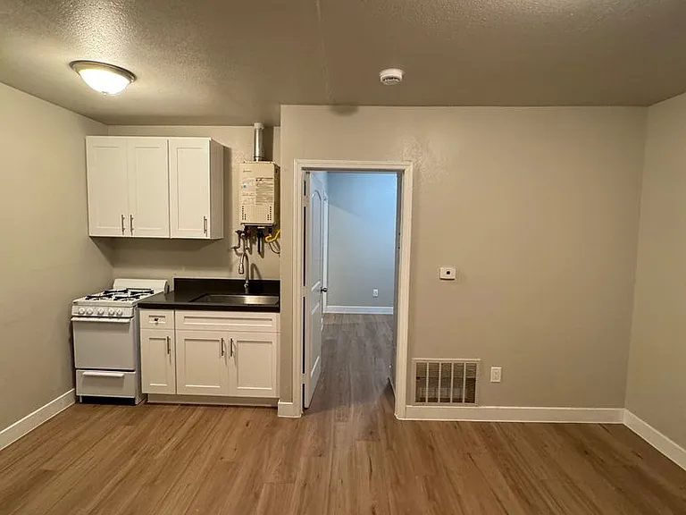 928 W 83rd St — Photo 16