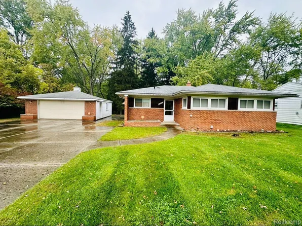 25696 W Nine Mile Rd, Southfield, MI 48033