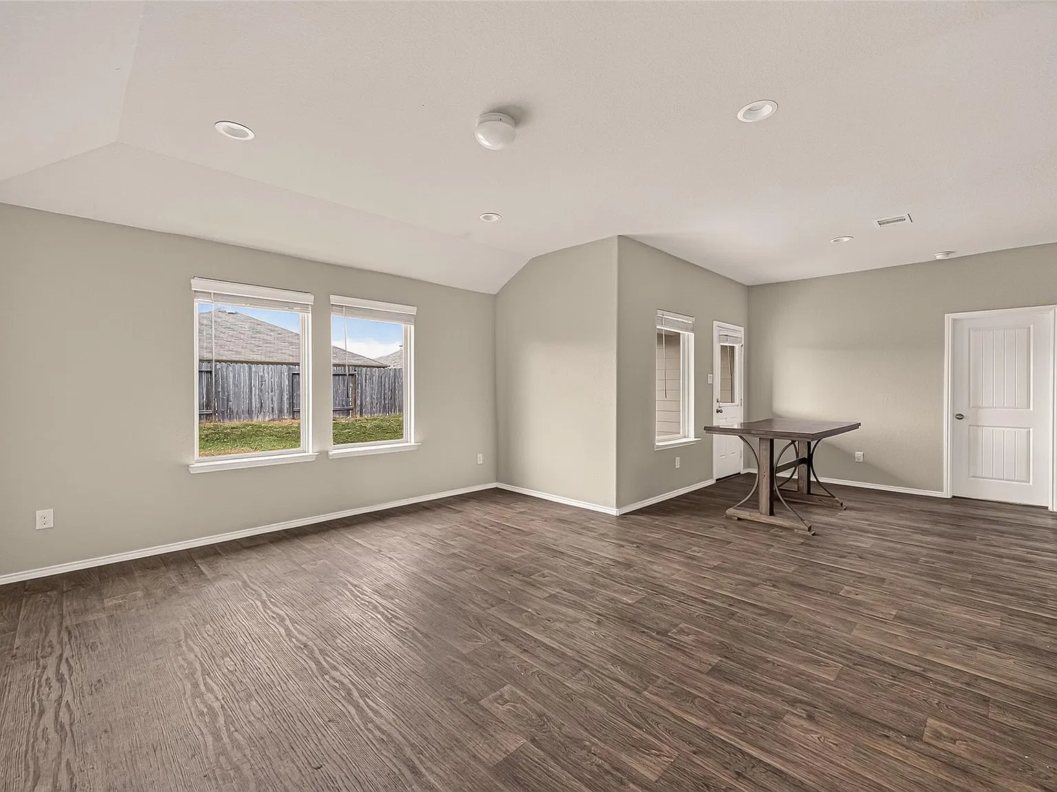 3 bed, 2.0 bath, 1610 sqft, $2,000 — Photo 4