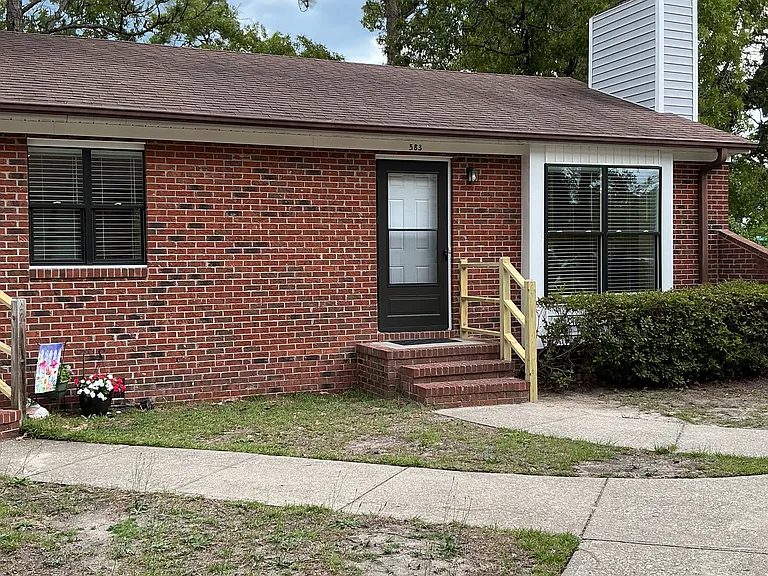 583 Countrytown Dr — Photo 2