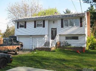 32 Ridgewood Ave, Brentwood, NY 11717