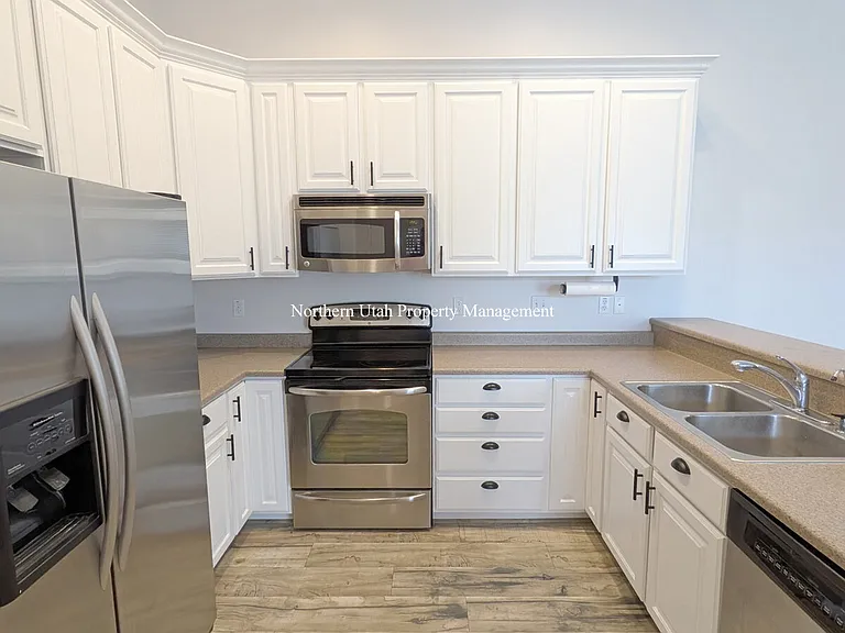 942 Chelsea Ln — Photo 6