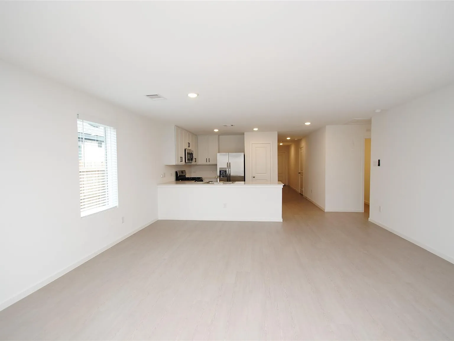4 bed, 11.0 bath, 1924 sqft, $2,300 — Photo 3