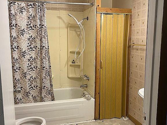 2nd image of 330 Cove Rd