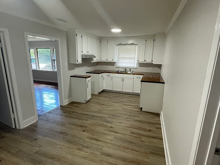 2304 Meadowview Dr — Photo 9