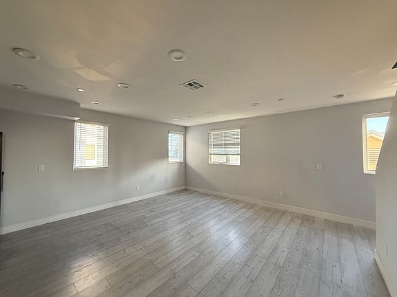 3rd image of 938 N Mariposa Ave #1/2