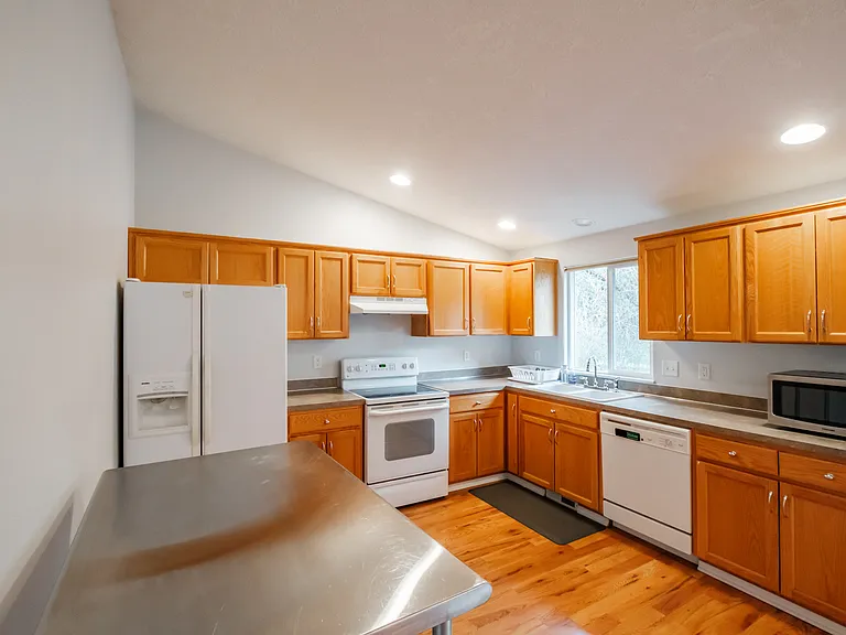 831 NW Teak Loop — Photo 32