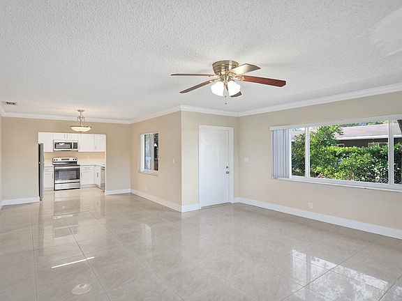 3rd image of 920 SW 28th St