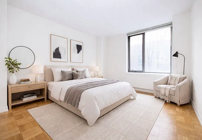 321 W 54th St #211 — Photo 4