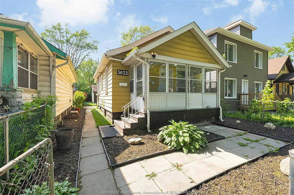 4 bed, $2,100 — Photo 1