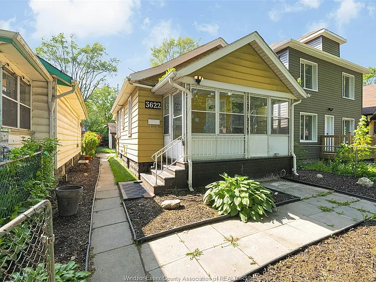 3622 Queen St — Photo 1