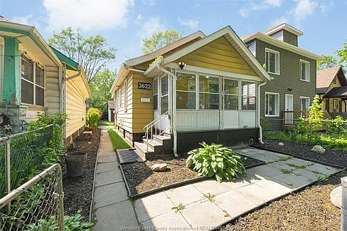 3622 Queen St Photo 1