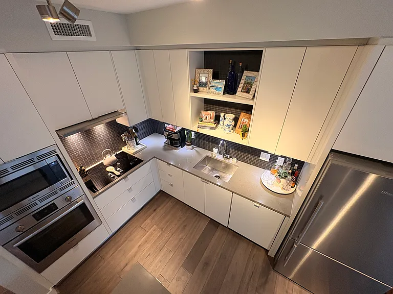Beautiful kitchen with plenty of storage, Bosch appliances.