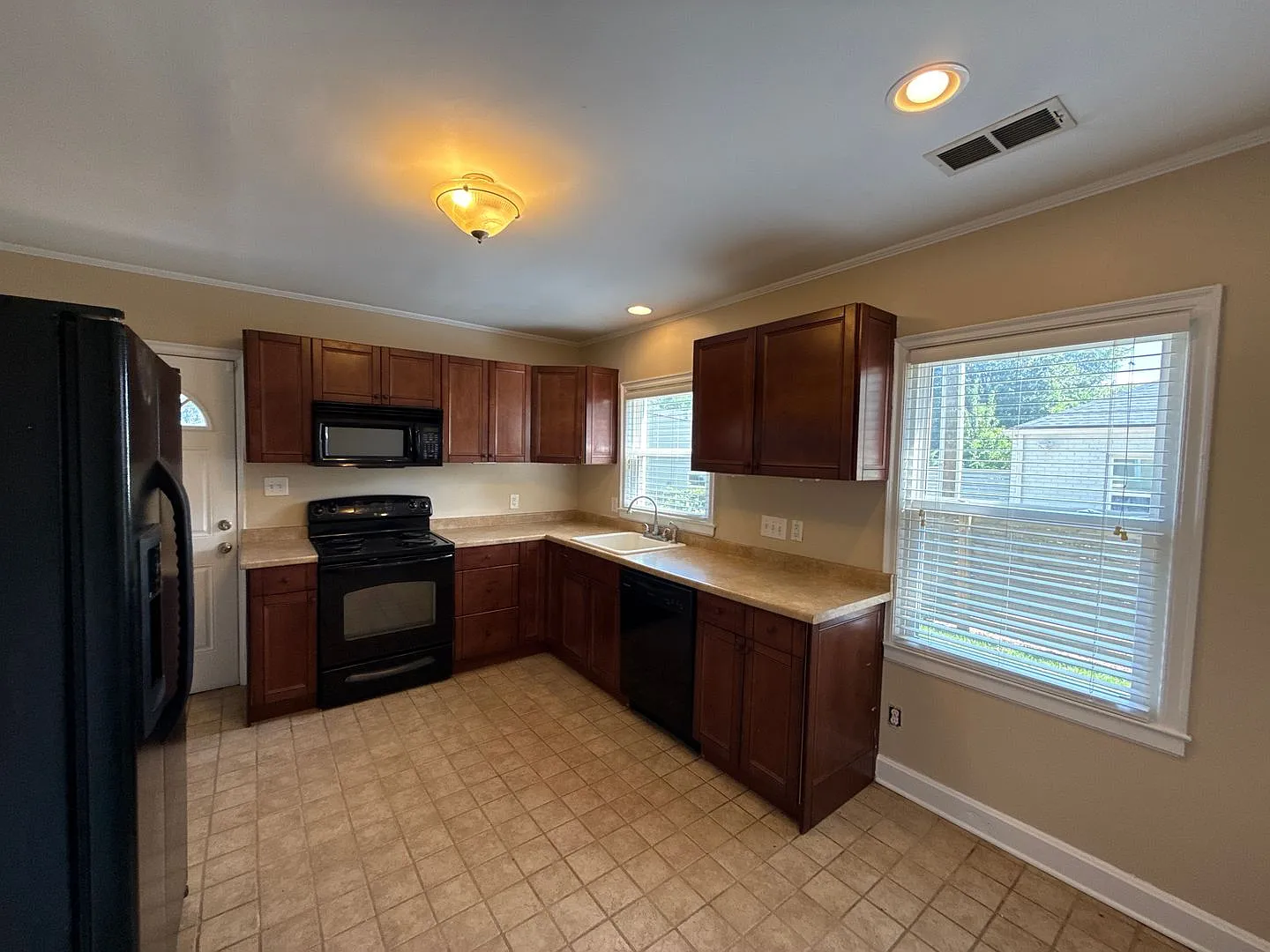 A0452-817 Everett Place — Photo 4