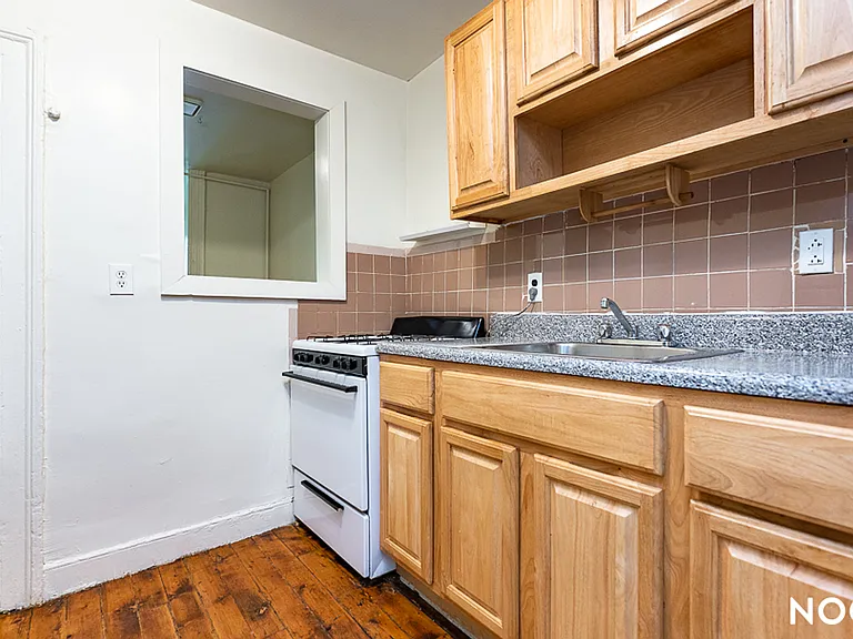 33 Montrose Ave #3T — Photo 6