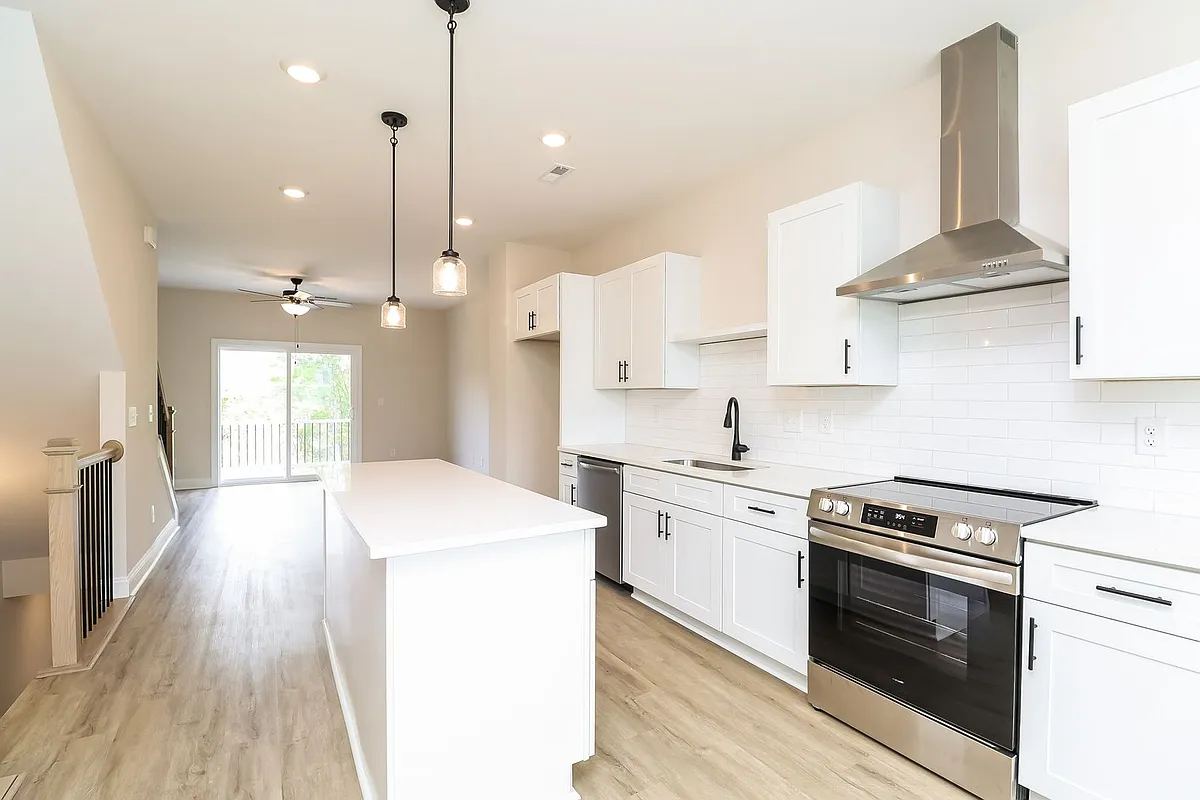 Building Photo - 704 Drakeford Ct