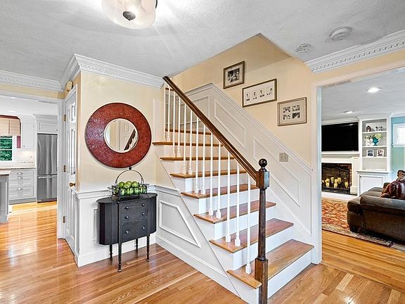 3rd image of 2 Belle Haven Dr