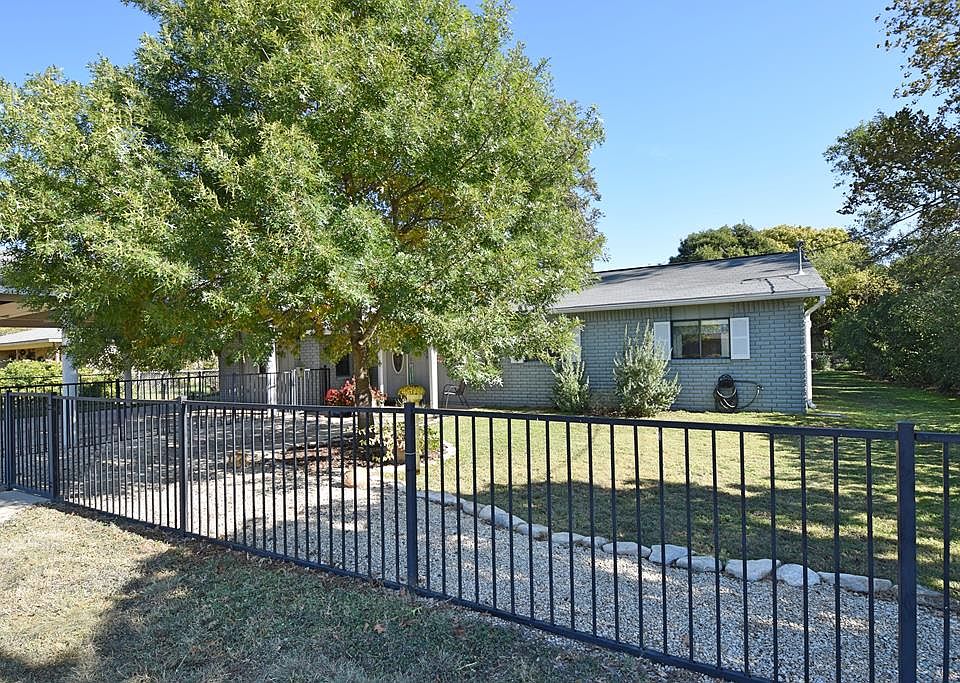 2nd image of 210 Oak Leaf St