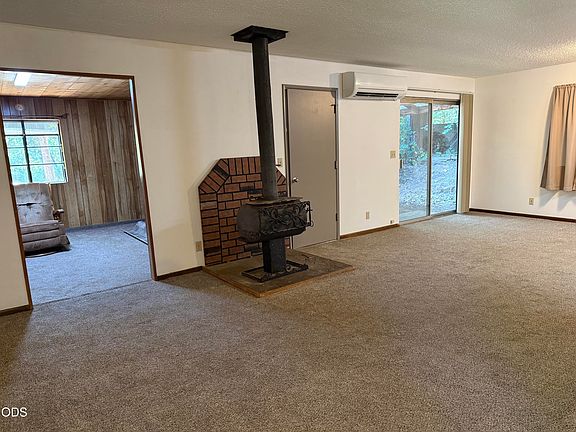 4th image of 461 Fir Dr