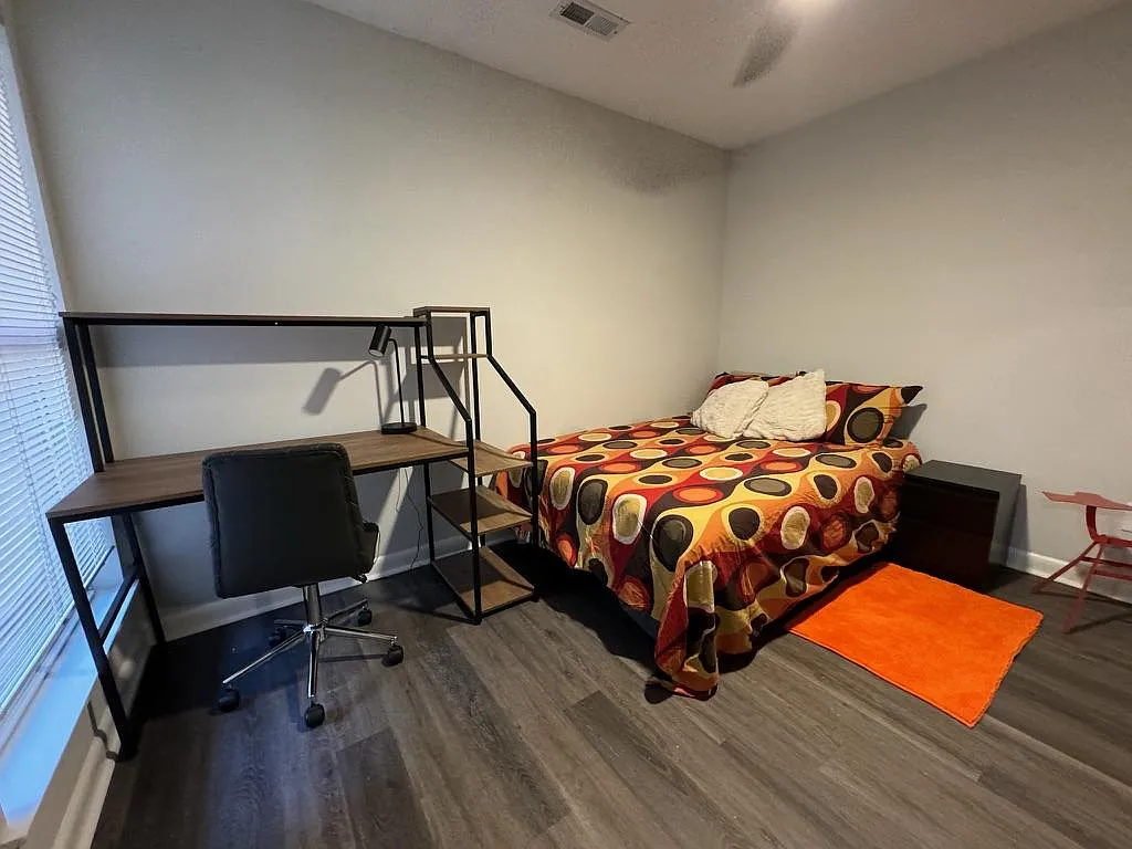 4 bed, 4.0 bath, 1400 sqft, $1,364 — Photo 3