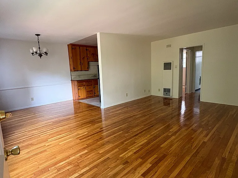 4464 Hazeltine Ave — Photo 2