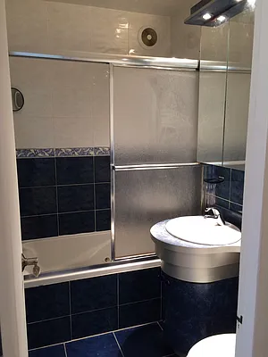 Sold by Thomas Lipovetsky, LREB | media 22