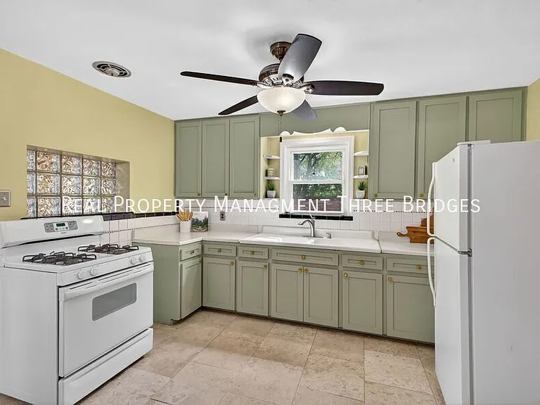130 S Barat Ave — Photo 15