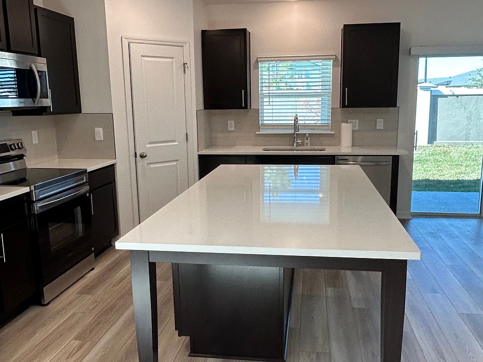 Modern Kitchen with quartz counter Top