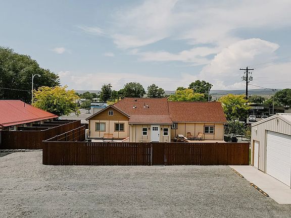 2nd image of 122 Daisy St S #0