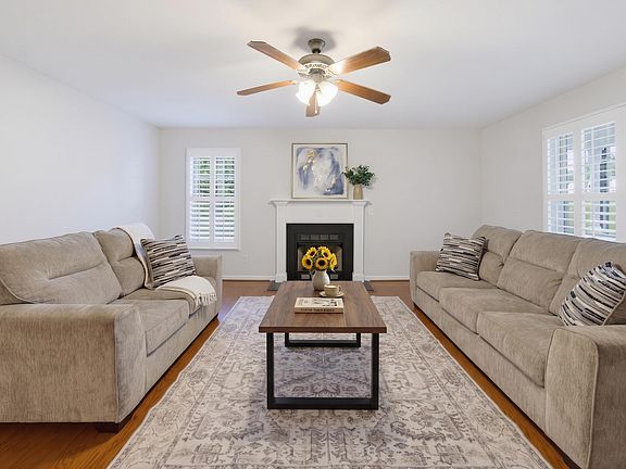 4th image of 3819 Ridgewood Dr