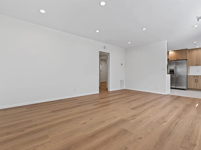 2539 Manhattan Ave — Photo 9