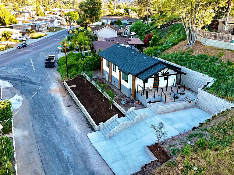 1075 Garfield Ave — Photo 3