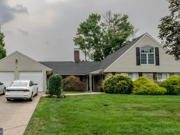 11 Fieldstone Rd, Levittown, PA 19056