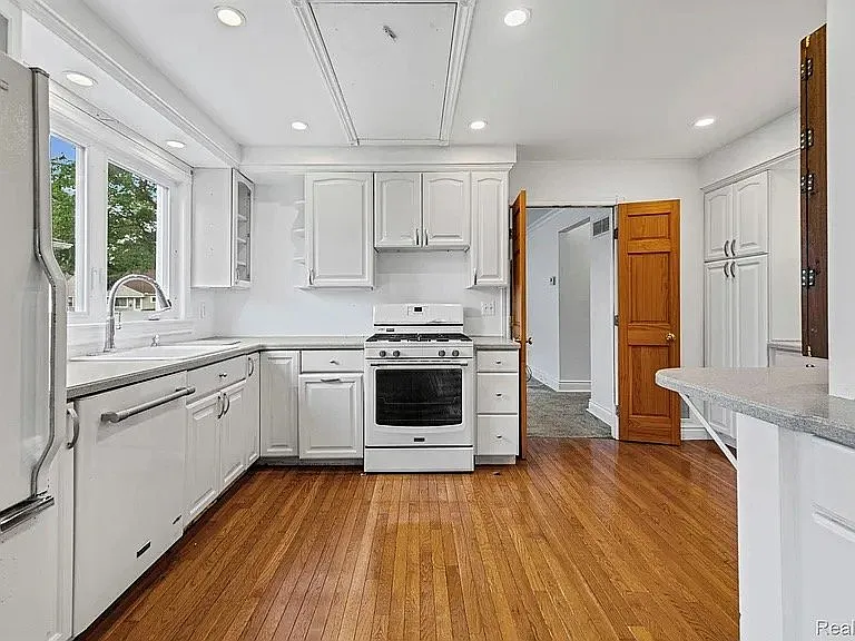 4010 Linwood Ave — Photo 2