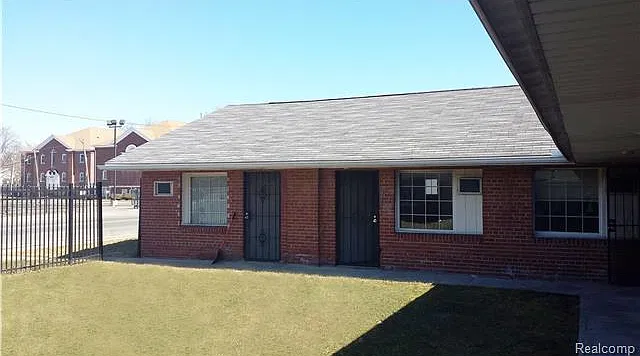 12927 Plymouth Rd — Photo 2
