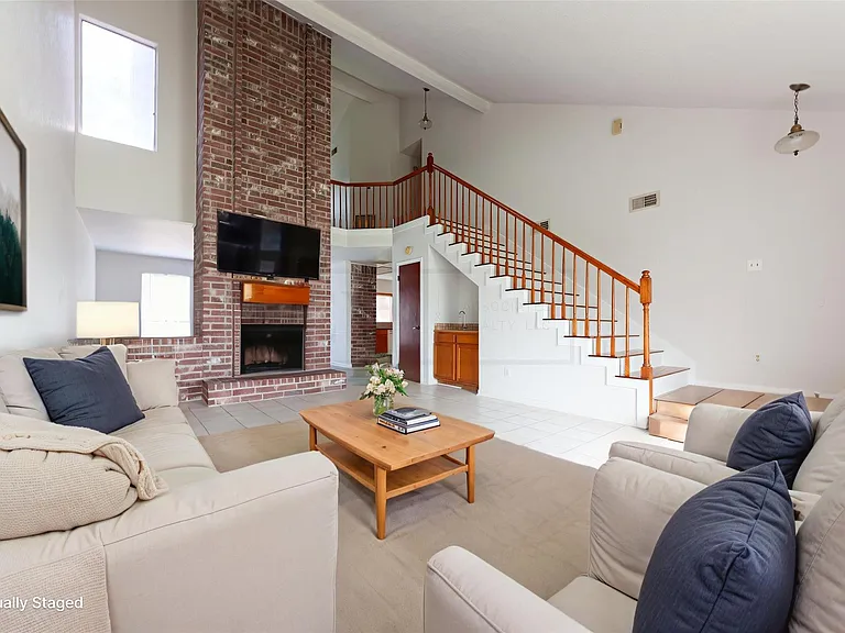 1722 Foxlake Dr — Photo 4