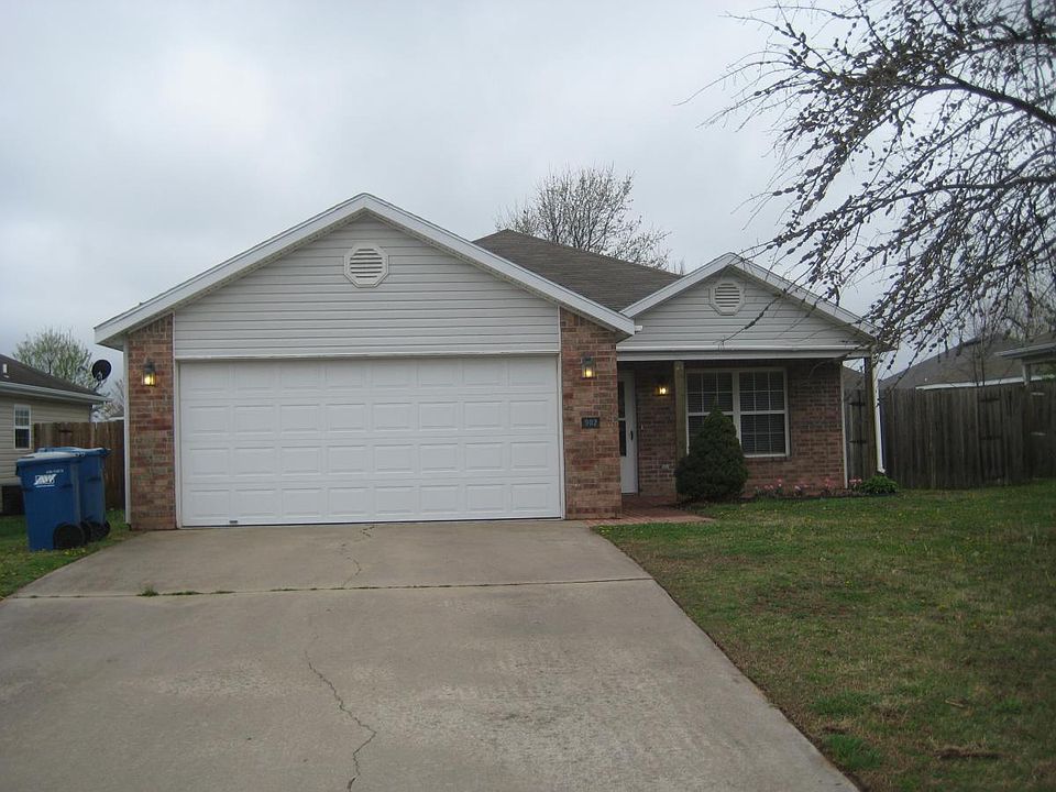 1st image of 902 SW Arrowhead Dr
