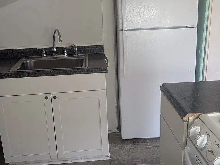 210 West Ave — Photo 9