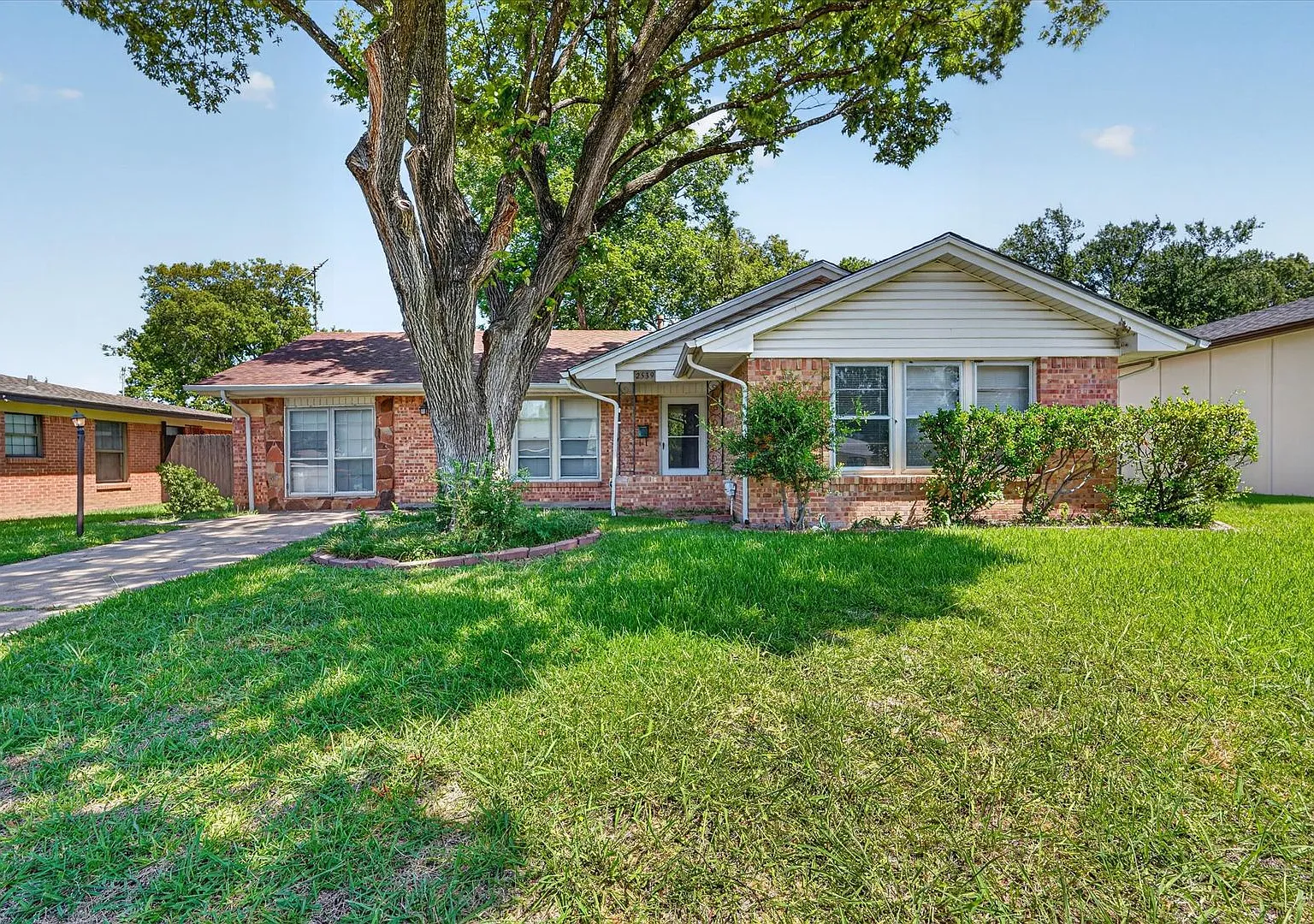 Charming East Dallas 3 Bed/1.5 Bath with Sunroom & Bonus Room! — Photo 1