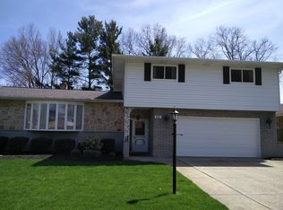 952 Meadview Dr, Seven Hills, OH 44131