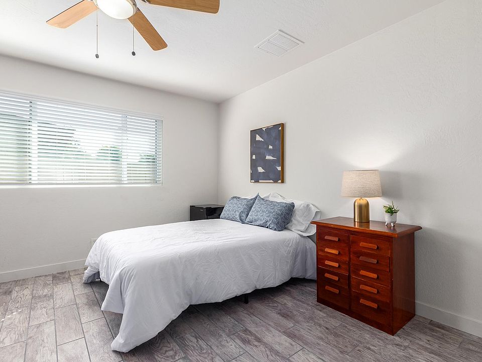 Room 1 ceiling fan nice and bri