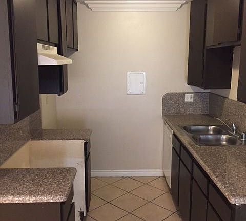 3rd image of 11722 Saticoy St APT 08
