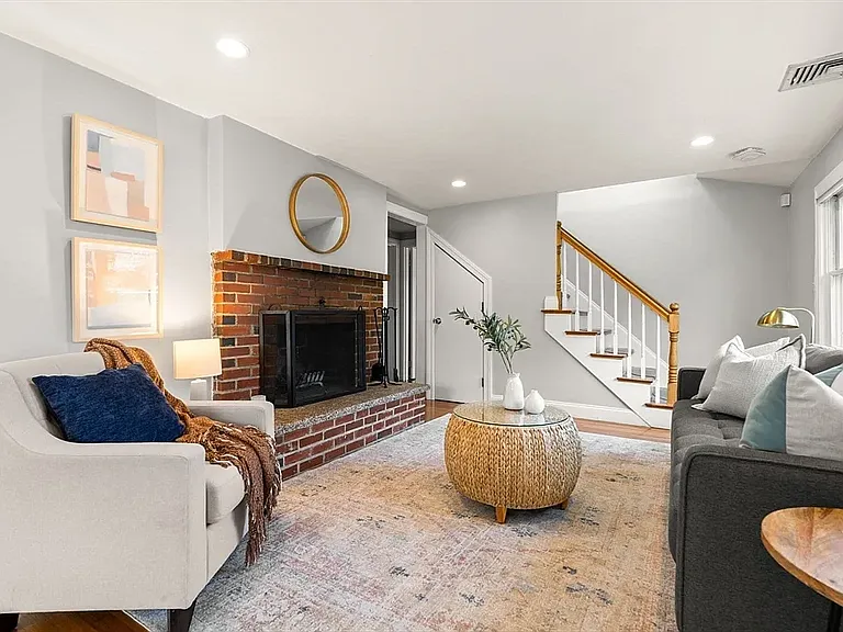 334 Mystic St — Photo 1