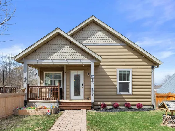 661/663 South Division Street, Port Washington, WI 53074