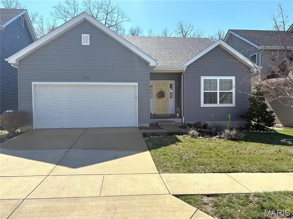 952 Meramec Grove Dr, Ballwin, MO 63021