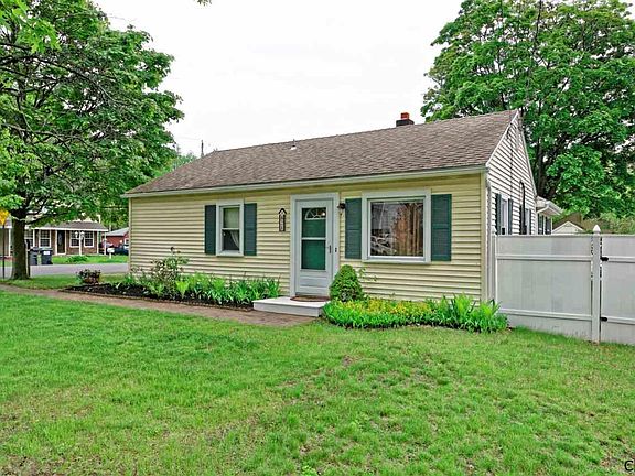 4th image of 28 Cresthaven Ave