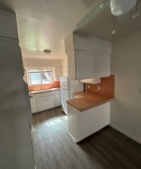 Aristocrat Apartments — Photo 3