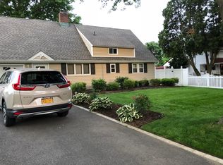 23 Spray Ln, Hicksville, NY 11801