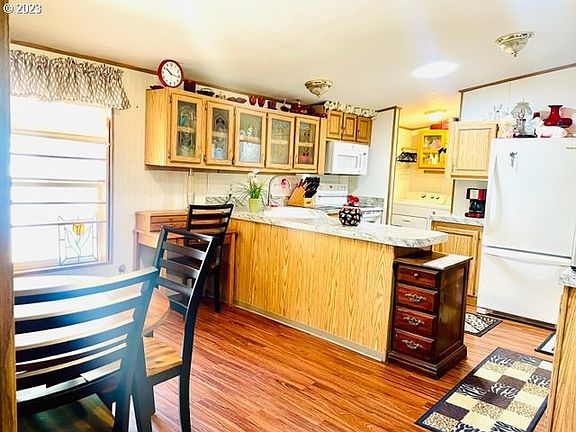 Dining Room>